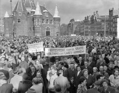 Honderden mensen demonstreren op de Amsterdamse Nieuwmarkt tegen gratieverlening van Lages