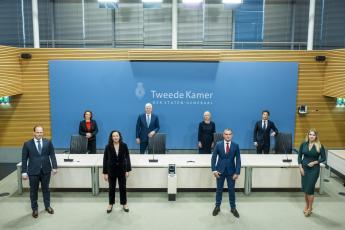 De ondervragingscommissie bestond uit de leden, van links naar rechts: Roy van Aalst (PVV), Renske Leijten (SP), Salima Belhaj (D66), Chris van Dam (CDA, voorzitter), Attje Kuiken (PvdA, ondervoorzitter), Tom van der Lee (GroenLinks), Jeroen van Wijngaarden (VVD) en Femke Merel van Kooten-Arissen (vKA).