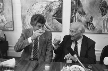 Den Uyl draagt het fractievoorzitterschap van de PvdA over aan Kok Wim Kok